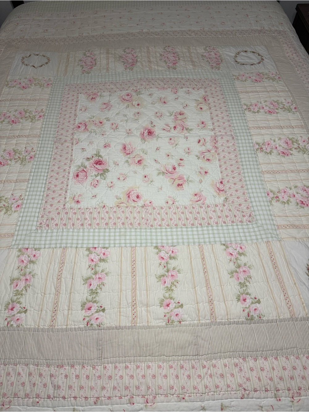 Vintage-style shabby chic pink & green floral rose patchwork quilt. full/queen - Picture 5 of 13
